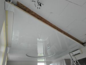RD Plzeň. Víceúrovňový strop atypického tvaru v obýváku a kuchyni.