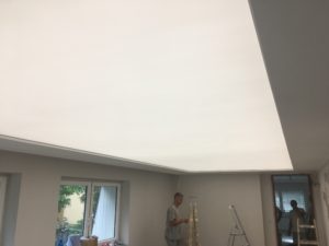 Napínací strop v zasedací místnosti s celoplošným podsvícením